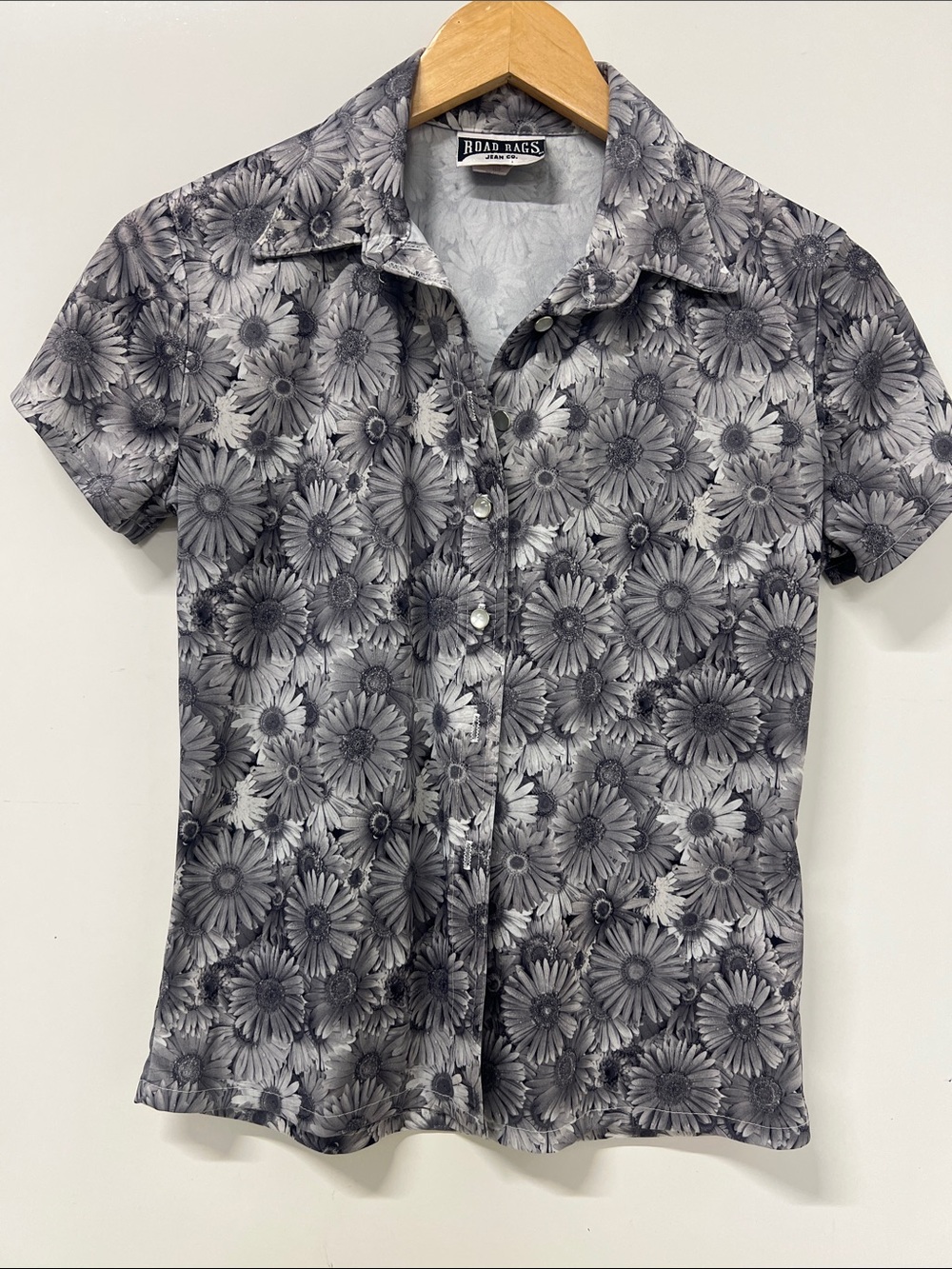 Road Rags Jean Co. Floral Top, Button Up, Medium, Short Sleeve, Gray